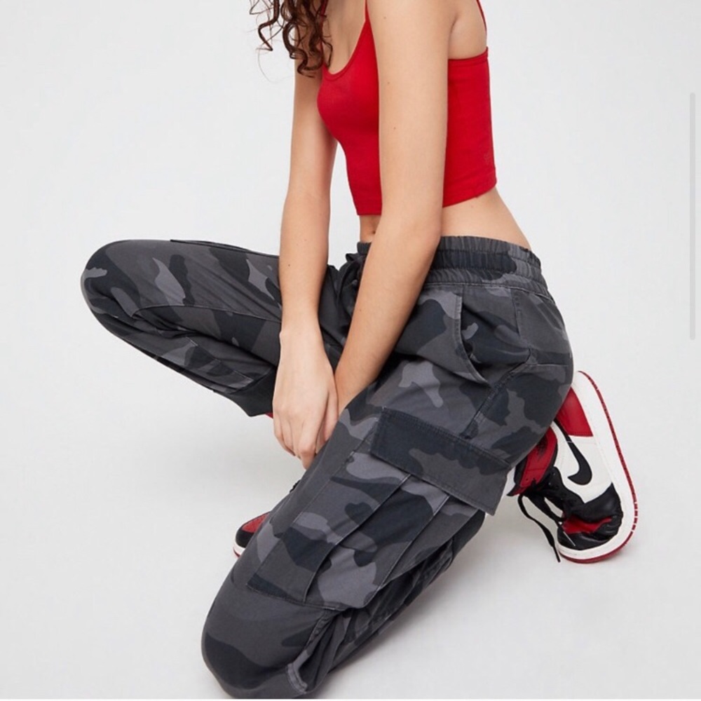 TNA grey/blk cargo camo jogger xs
